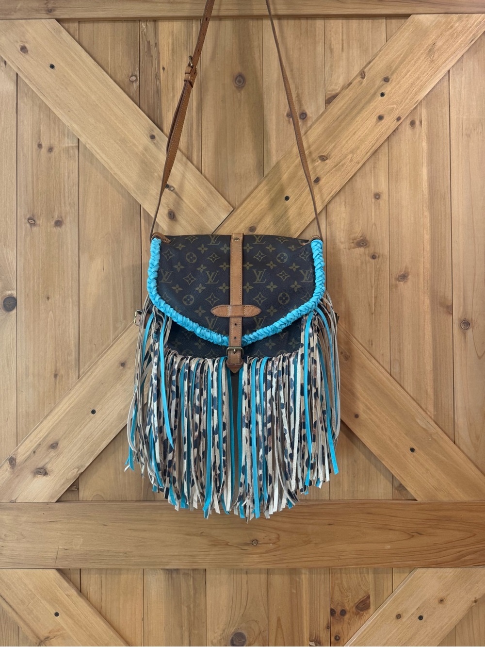 Louis Vuitton Saumur 30 Crossbody with Turquoise Trim and Leopard Fringe - Picture 3 of 16